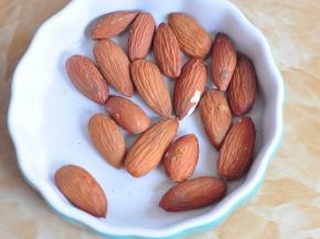 巴旦木去壳，放入烤箱中170度烧烤3分钟，烤香味道更好。