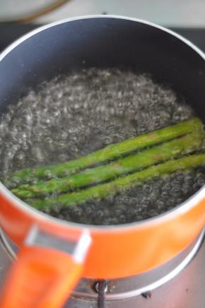 锅里倒点油，水开后放入芦笋煮1分钟捞出。