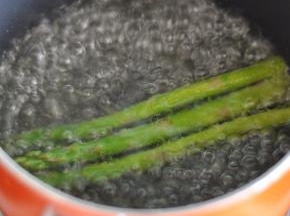 锅里倒点油，水开后放入芦笋煮1分钟捞出。