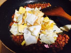 下入刚才炒好的荷包蛋，调入盐和糖，糖能很好的提鲜