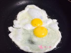 锅内入油。打入鸡蛋煎熟，这里不要煎的半熟