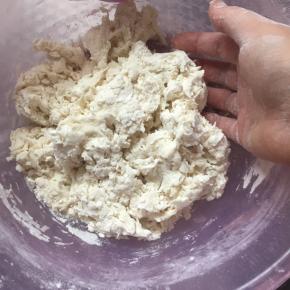 一点点倒入水，边用筷子搅拌成小片状。无干粉的时候用手揉成团。