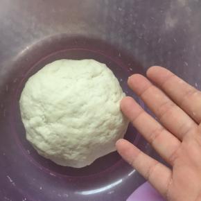 揉成三光的面团，盖上保鲜膜醒个5分钟。