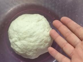 揉成三光的面团，盖上保鲜膜醒个5分钟。