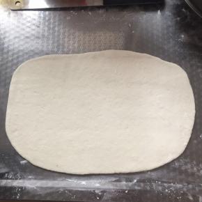 用擀面杖擀成长方形的薄片。