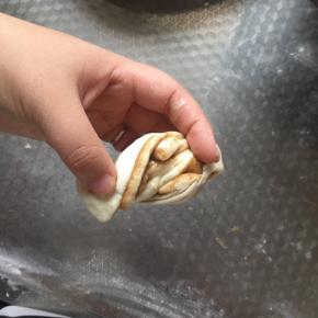 两头反方向扭一下，再把两头捏在一起即可。具体的动作我录了视频。