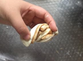 两头反方向扭一下，再把两头捏在一起即可。具体的动作我录了视频。