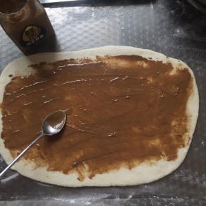 如图这样抹上薄薄的一层芝麻酱。