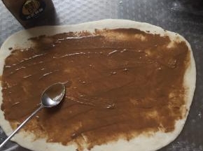 如图这样抹上薄薄的一层芝麻酱。