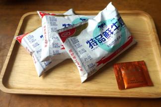 鲜牛奶和酸奶菌准备好，酸奶菌有很多种，3菌、5菌、7菌、双歧杆菌等，网上就有卖的，根据自己的需要来选择吧