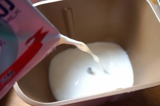 面包机内桶清洗干净，先将一袋鲜牛奶倒入桶中