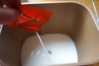 再将菌粉倒入桶中