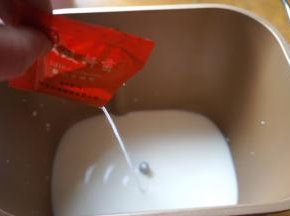 再将菌粉倒入桶中