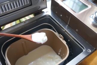 时间到了，用勺子舀一勺酸奶，已经凝固成形了，不着急用面包机就蒙上保鲜膜将面包桶直接入冰箱冷藏几小时，着急用面包机，就找个干净的窗口盛酸奶，入冰箱冷藏保存，三天内尽快食用完