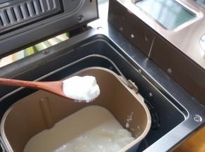 时间到了，用勺子舀一勺酸奶，已经凝固成形了，不着急用面包机就蒙上保鲜膜将面包桶直接入冰箱冷藏几小时，着急用面包机，就找个干净的窗口盛酸奶，入冰箱冷藏保存，三天内尽快食用完