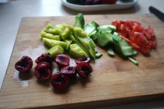 将适量的蔬果切成块，樱桃一分两半，去核