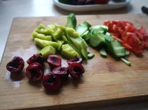 将适量的蔬果切成块，樱桃一分两半，去核