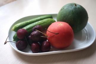 喜欢的蔬菜水果清洗干净，我用的大西红柿、小黄瓜，大樱桃、甜瓜，可以随自己的喜欢来调整