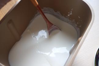 冷藏过的酸奶很浓稠，还是呈固体状的，使用之前先用小勺将其搅拌成糊糊状