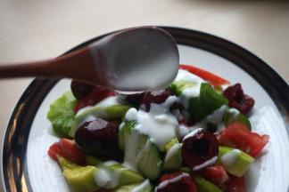 将酸奶淋在蔬果上，如果怕酸还可以淋少许蜂蜜增加甜味；午饭、晚饭，全家都可以把它当个清爽小凉菜来吃噢，这也是怕长肉的女生夏天最爱的