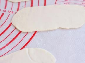 面团分成小剂子，擀成牛舌状，静置15分钟。