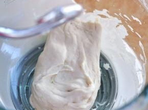 面粉加水揉成团，静置一小时。