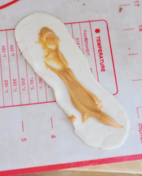 在面皮中间，挤上花生酱。