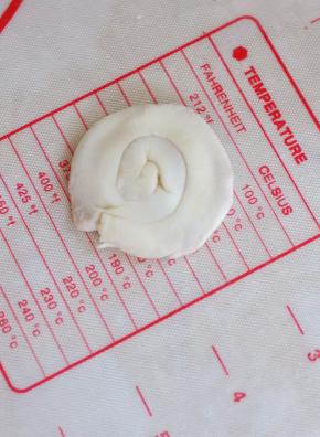 将面皮卷起，卷成长条，最后盘成圆形。