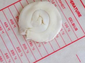 将面皮卷起，卷成长条，最后盘成圆形。