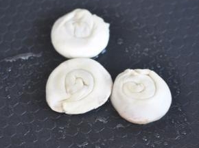 电饼铛里放入一点油，放入小饼煎。