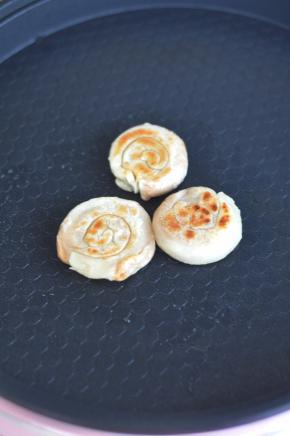 煎至两面金黄即可。