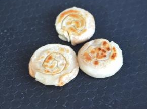 煎至两面金黄即可。