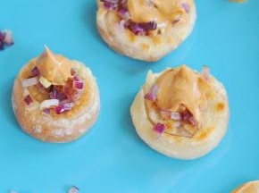 最后在小饼表面挤上一点花生酱。利用电饼铛里剩余的油，炒一了点洋葱碎撒在上面做装饰。