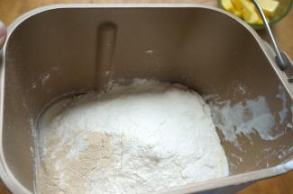 酸奶是用面包机做的，所以直接在面包桶中了，再依次将盐、白糖、蛋液、面粉入桶中，酵母撒在面粉表面
