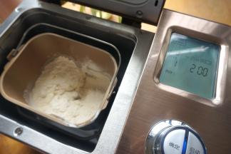 将面包桶安装在东菱面包机中，我选择的是“普通面包”，从揉面到面包成品出来定时2小时，实际用时2小时45分钟，因为我中途干预了一下；如果是头天晚上预定第二天一早，按面包机的预定程序来操作，把黄油换成植物油如玉米油大豆油，效果同样很好