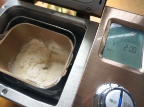 将面包桶安装在东菱面包机中，我选择的是“普通面包”，从揉面到面包成品出来定时2小时，实际用时2小时45分钟，因为我中途干预了一下；如果是头天晚上预定第二天一早，按面包机的预定程序来操作，把黄油换成植物油如玉米油大豆油，效果同样很好