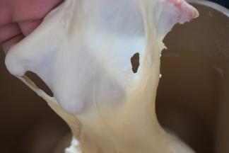 扯一块面，比较光滑，而且能扯出较透明的薄膜来，捅一个洞，边缘光滑，揉面就结束了，像我的这个面状态，还需要再揉5分钟左右更合适，但是我懒，所以就先这样吧