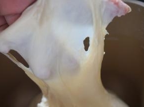 扯一块面，比较光滑，而且能扯出较透明的薄膜来，捅一个洞，边缘光滑，揉面就结束了，像我的这个面状态，还需要再揉5分钟左右更合适，但是我懒，所以就先这样吧