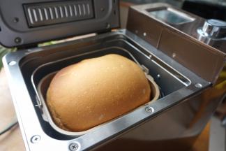 将面团取出，用手团一团，重新放进面包桶中发酵，中途我将发酵暂停，时间延长了45分钟，看面团是原来的2倍时，我恢复了程序，开始烘烤；烤好的面包很饱满，立刻即出，倒在晾架上，自然晾凉后装袋保存