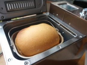 将面团取出，用手团一团，重新放进面包桶中发酵，中途我将发酵暂停，时间延长了45分钟，看面团是原来的2倍时，我恢复了程序，开始烘烤；烤好的面包很饱满，立刻即出，倒在晾架上，自然晾凉后装袋保存