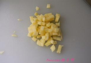 将苹果切小丁；