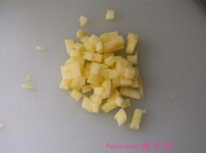 将苹果切小丁；