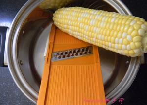 用这样的擦子板将玉米粒擦碎；