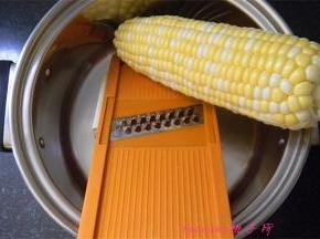 用这样的擦子板将玉米粒擦碎；