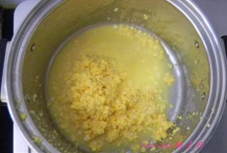 擦好的玉米碎放入煮锅里；