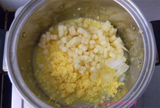 再放入苹果丁、冰糖；