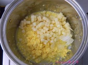 再放入苹果丁、冰糖；