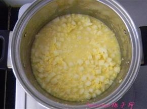 再加入少量的水，小火慢煮；