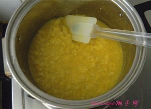 待冰糖溶化，汤羹变浓稠即可关火。