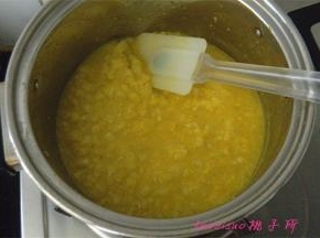 待冰糖溶化，汤羹变浓稠即可关火。